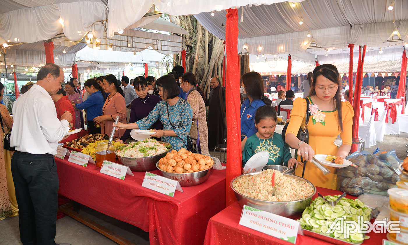 Buffet chay phục vụ nhân dân.