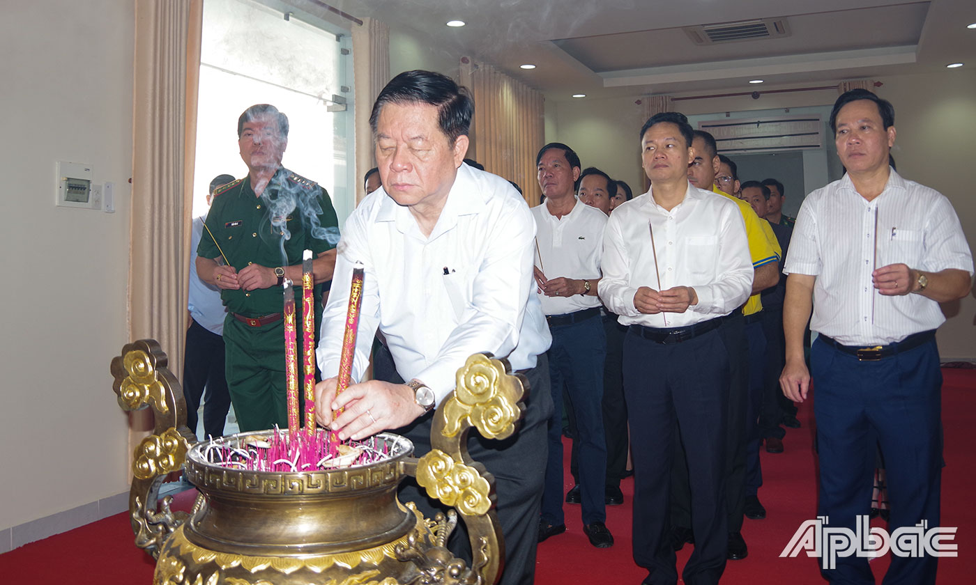 Đồng chí Thượng tướng Nguyễn Trọng Nghĩa cùng đoàn công tác thắp hương tại thắp hương phòng thờ Chủ tịch Hồ Chí Minh và Đại tướng Võ Nguyên Giáp.