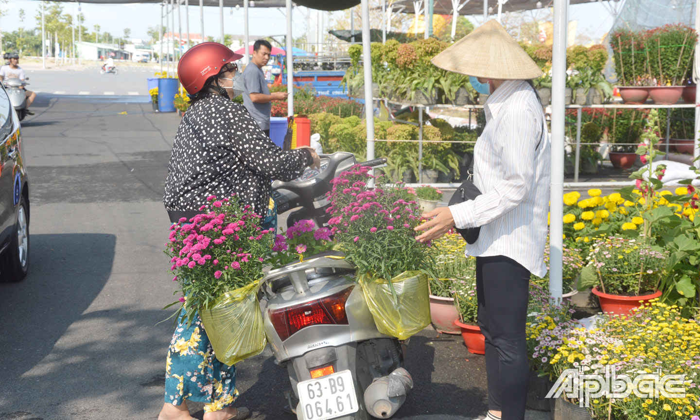 Sức mua tại Chợ hoa Xuân TP. Mỹ Tho vẫn còn yếu.