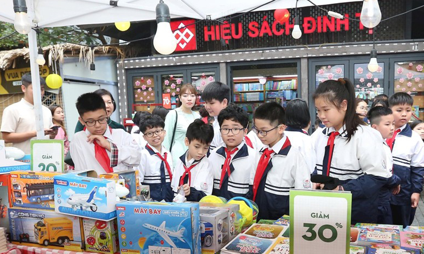 Children visit a book stall at the programme (Photo: hanoimoi.vn).