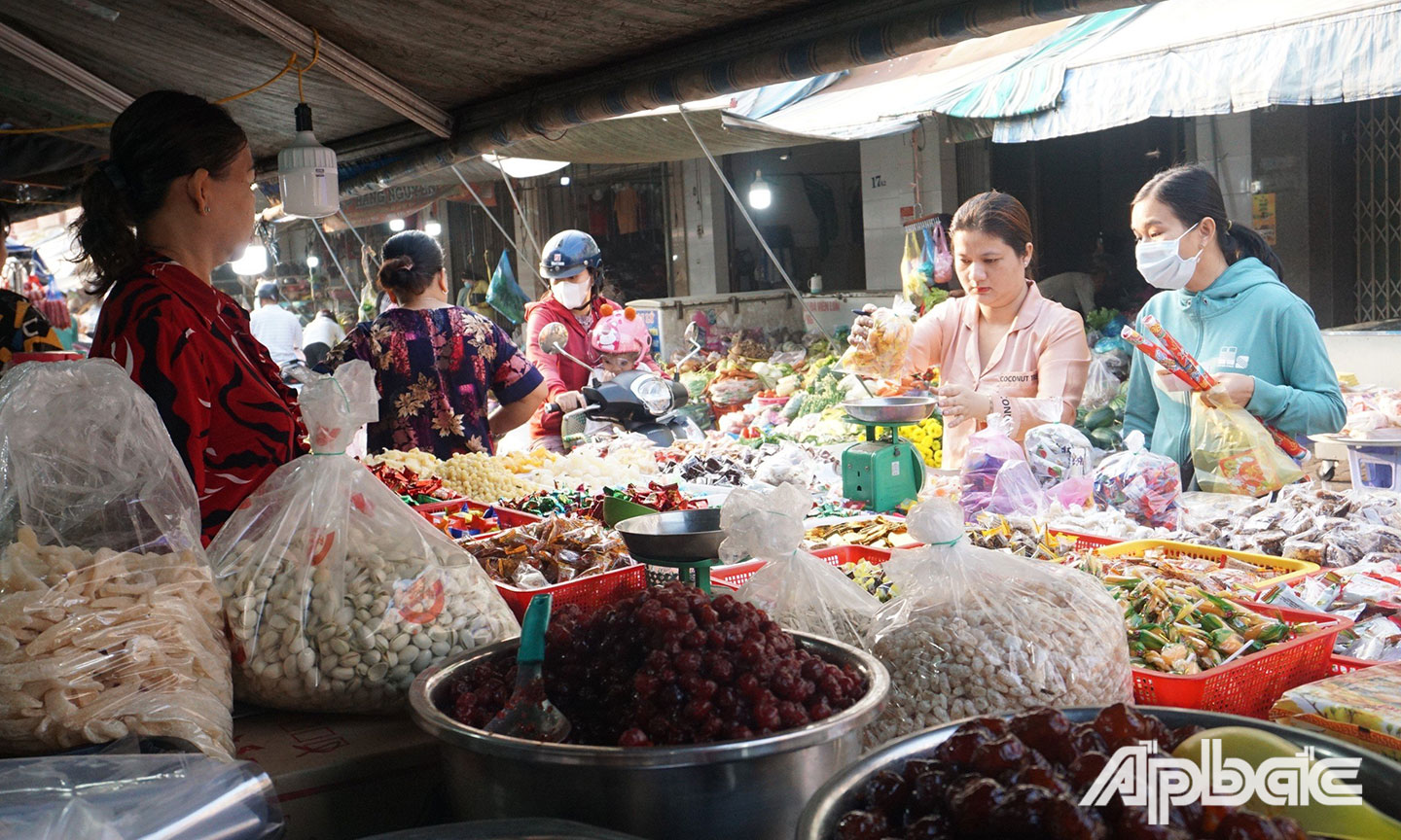 Người dân mua bánh, mứt tết tại chợ Thạnh Trị. 