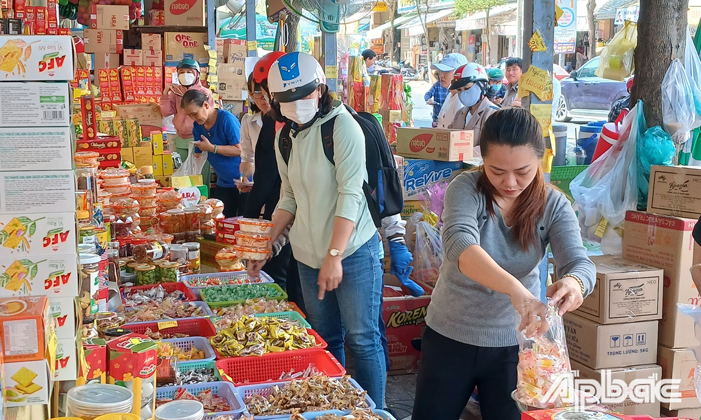 Người dân mua bánh, mứt tết tại HTX Thương mại - Dịch vụ Phường 1 - TP. Mỹ Tho.