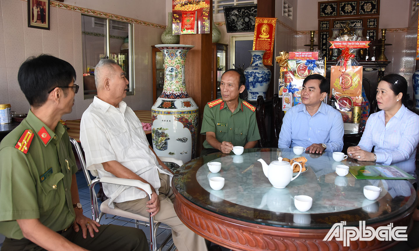 Thăm, tặng quà, chúc mừng năm mới các đồng chí nguyên là lãnh đạo Công an tỉnh qua các thời kỳ.