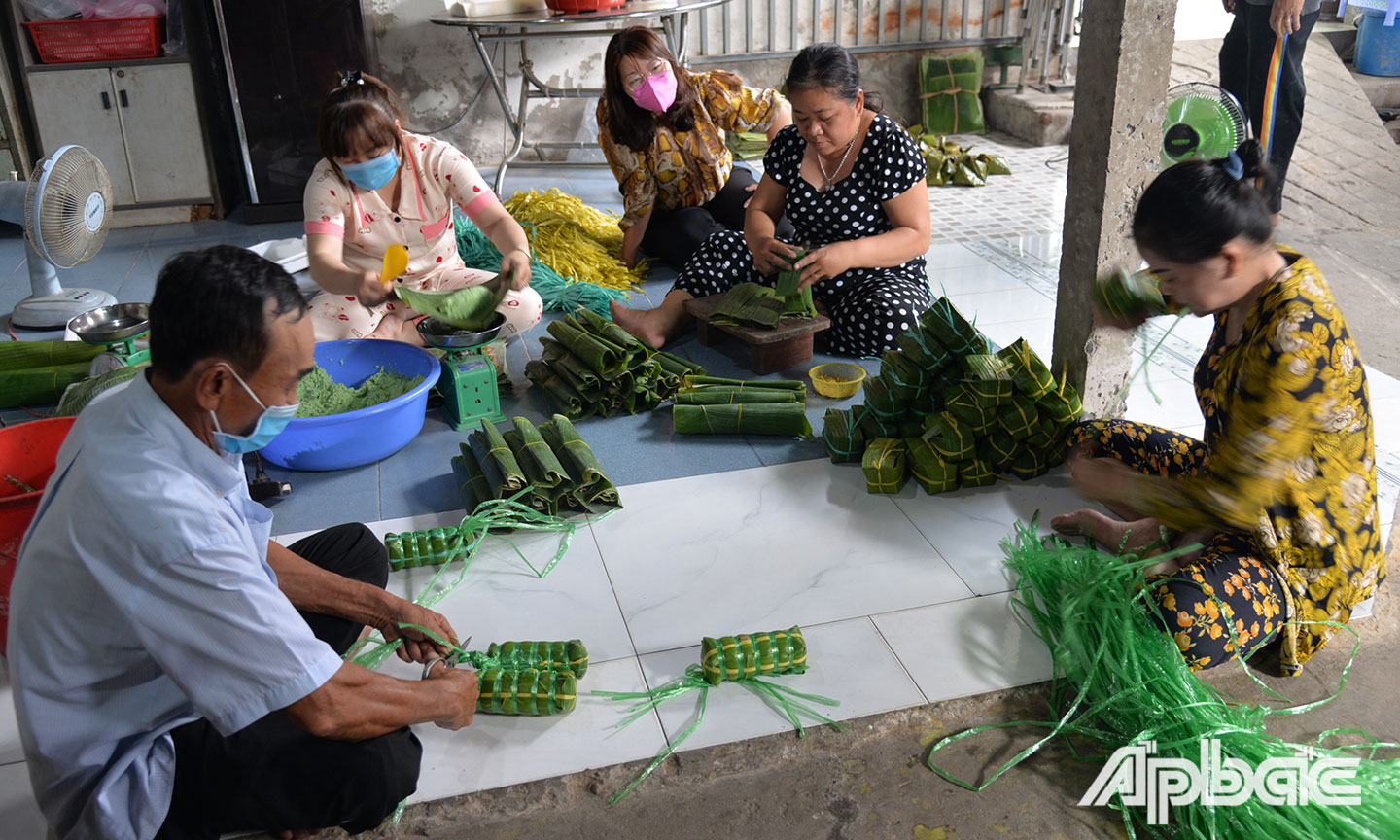 Bánh tét, món ăn không thể thiếu trong những ngày tết.