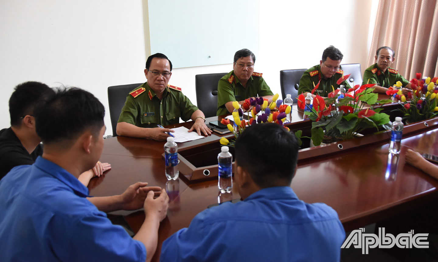 1. Đồng chí Thiếu tướng Huỳnh Thới An và các đơn vị nghiệp vụ Công an tỉnh tại buổi làm việc cùng lãnh đạo Công ty Kangna. Ảnh Trọng Tín