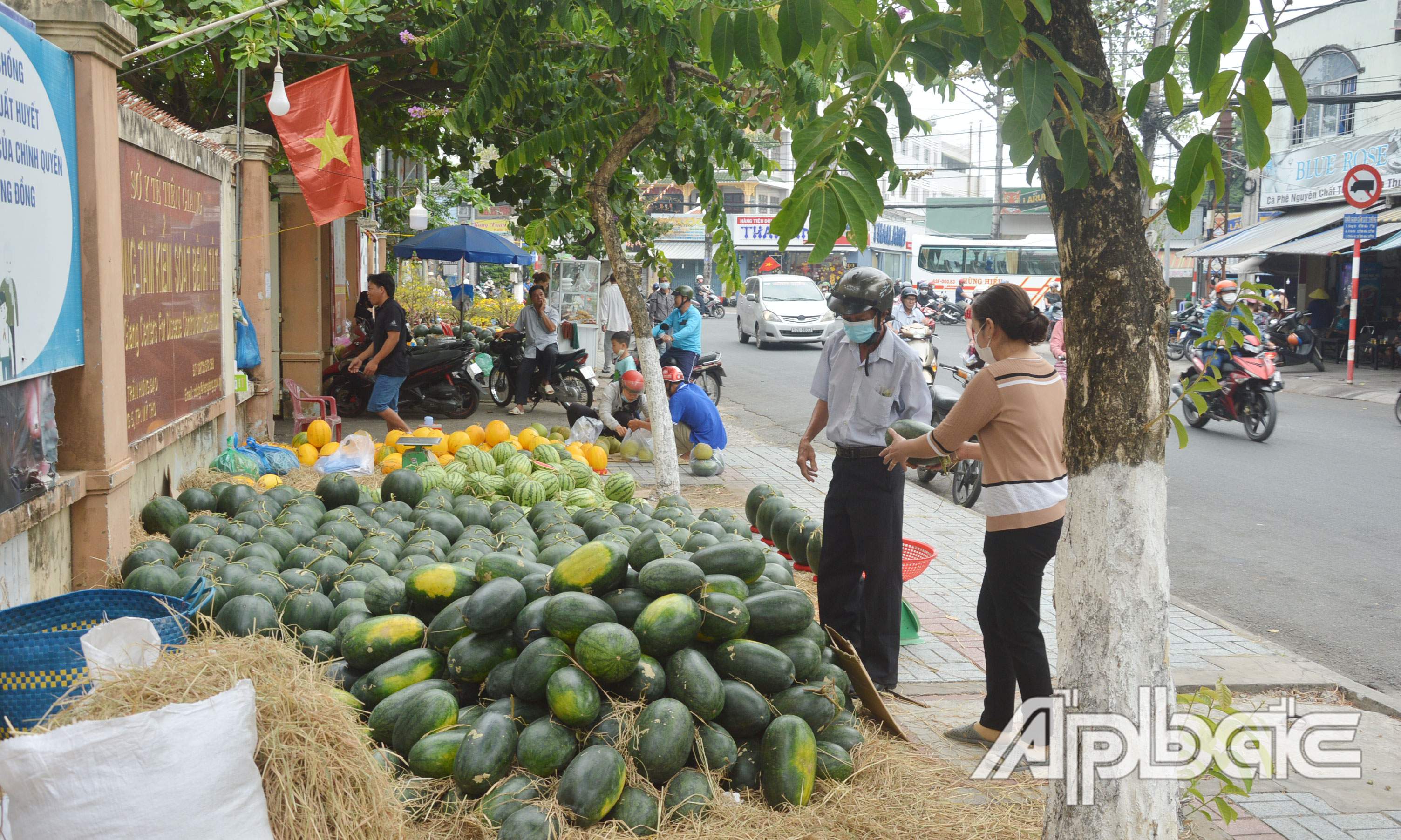 Nhu cầu mua trái cây chưng tết tăng cao.