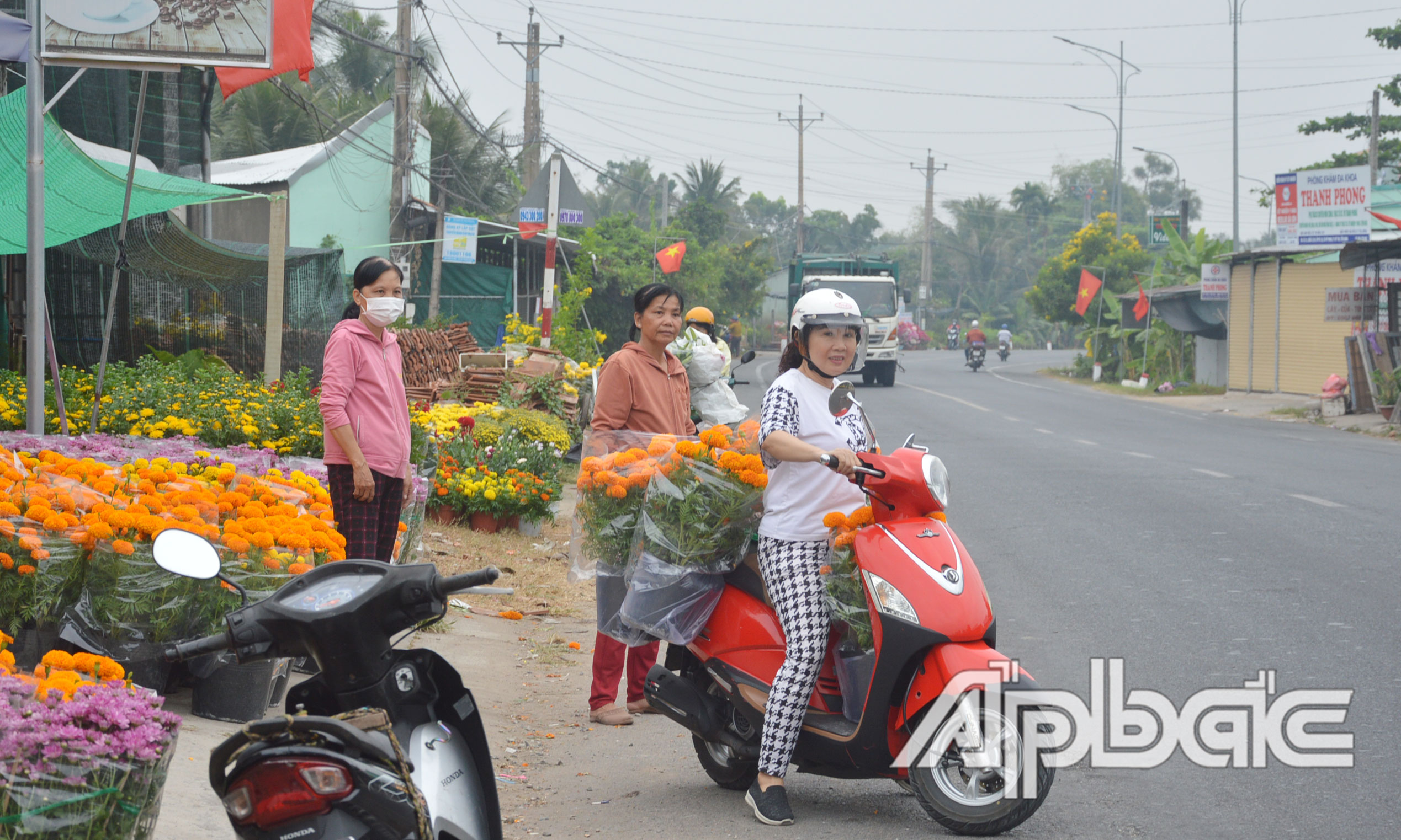 Sức mua hoa tết tăng mạnh trong ngày 29 tết.