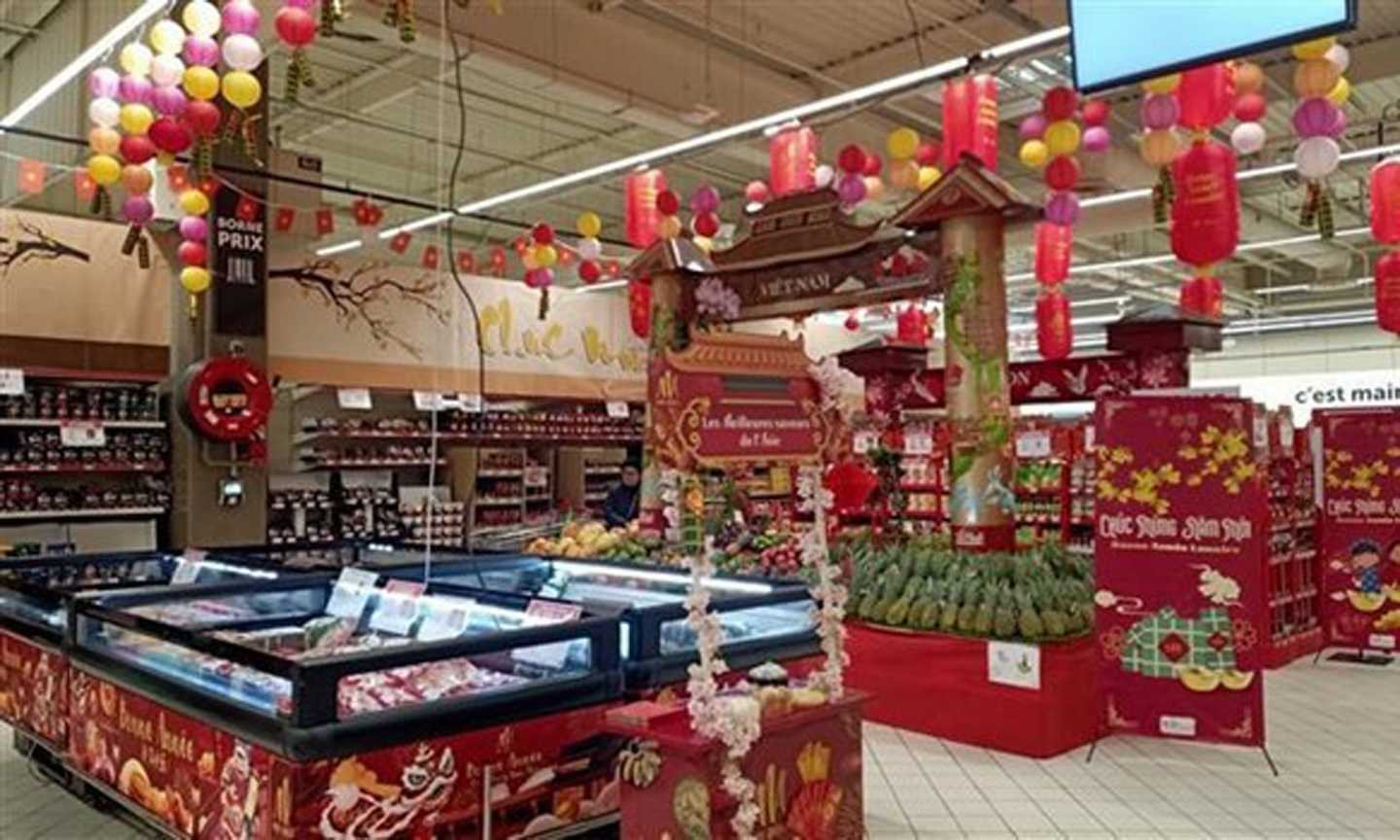 ABO/NDO- A week-long event to honour Vietnamese products was launched at the Carrefour hypermarket in the Westfield Carré Sénart shopping centre in Seine-et-Marne province, Île-de-France, on February 7.