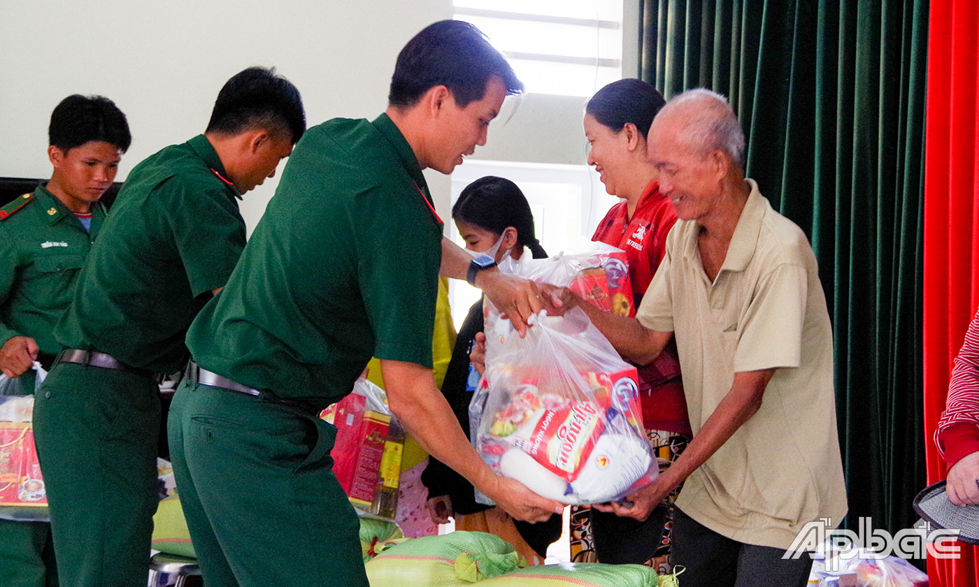 Đồn Biên phòng Tân Thành trao tặng quà Tết cho người dân nghèo trên địa bàn đơn vị phụ trách. 