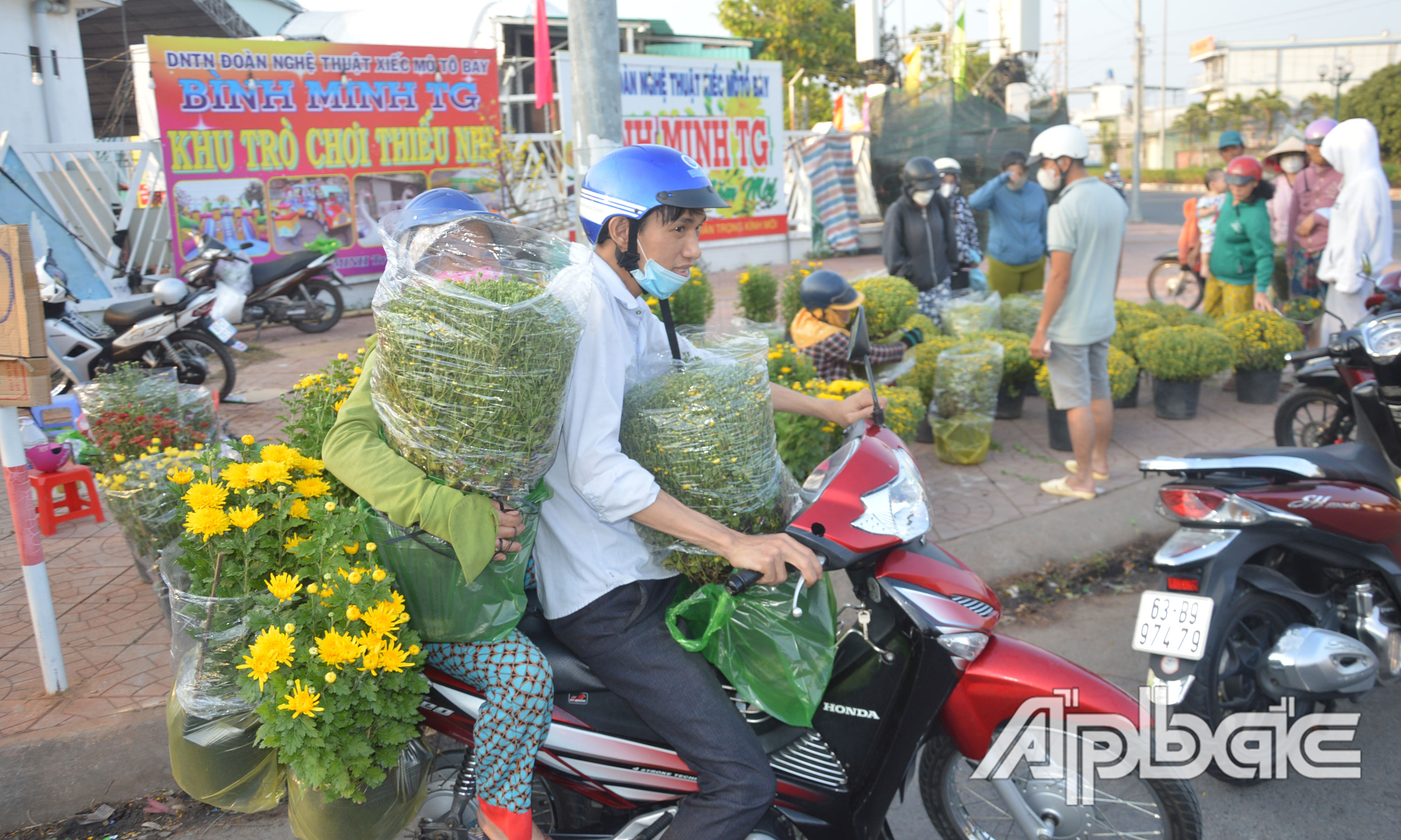 Người dân đi mua hoa tết vào chiều 30 tết.