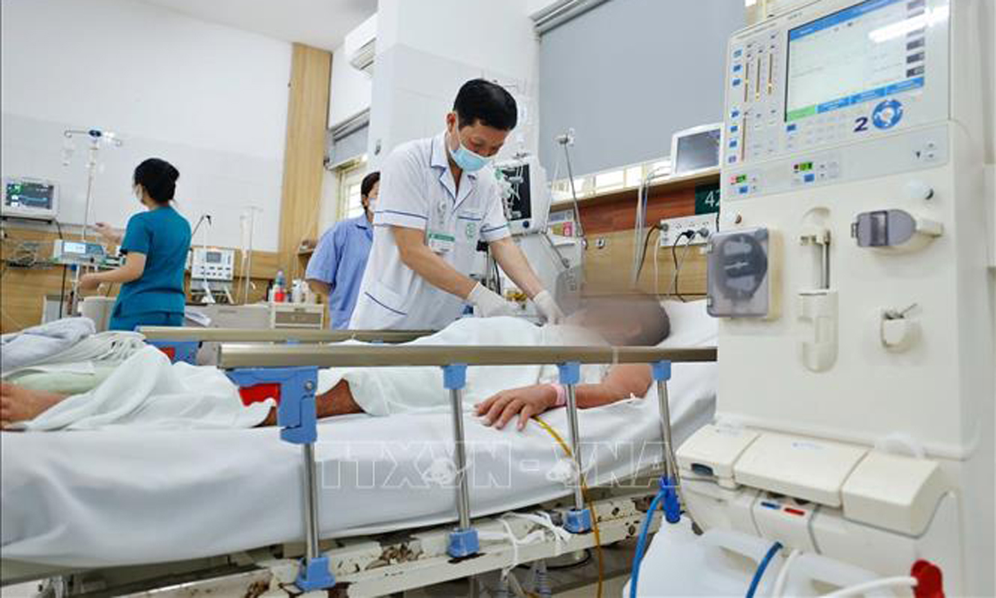 Bệnh nhân bị ngộ độc đang điều trị tại Trung tâm chống độc (Bệnh viện Bạch Mai). Ảnh (tư liệu): Minh Quyết/TTXVN