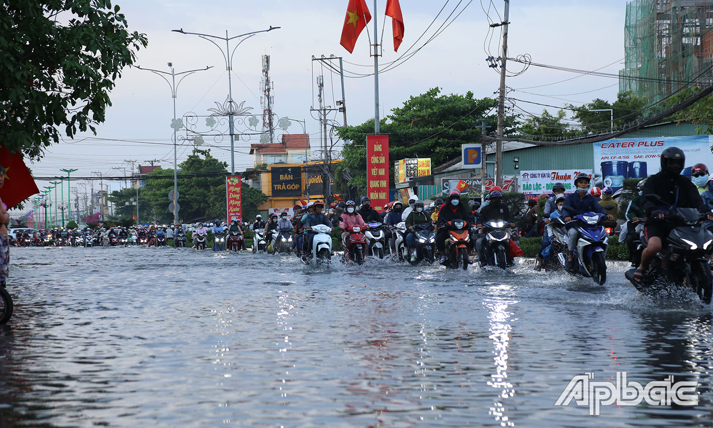 Quốc lộ 60 (đoạn gần xoay Trung Lương) chìm trong biển nước.