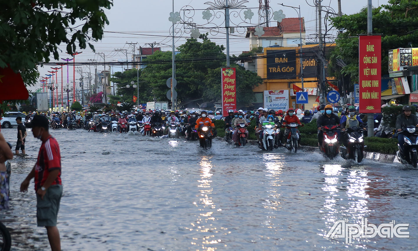 Các tuyến đường xoay quanh vòng xoay Trung Lương đi lại khó khăn.