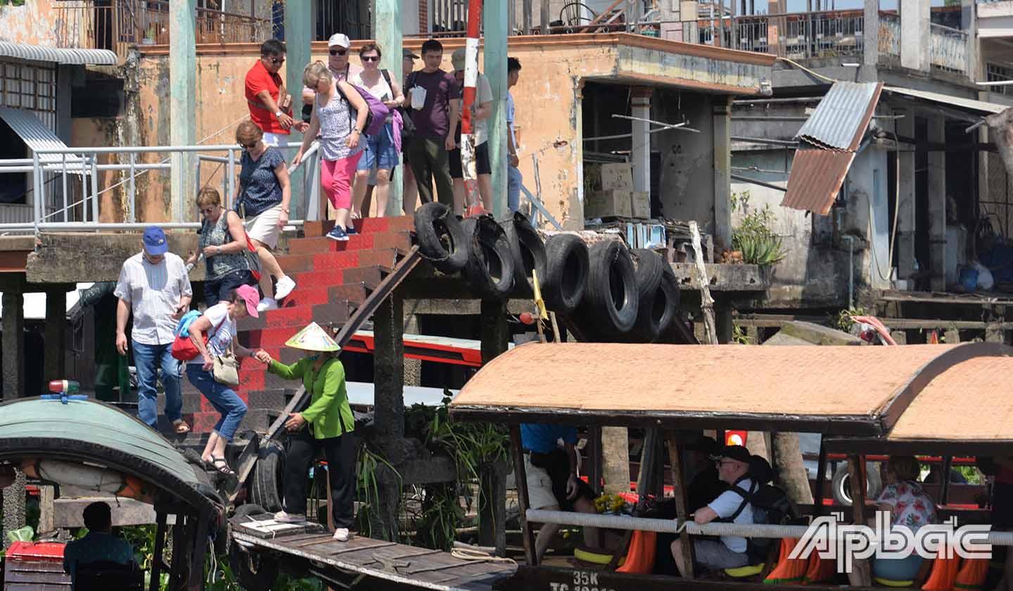 Du khách đến bến tàu du lịch Cái Bè.