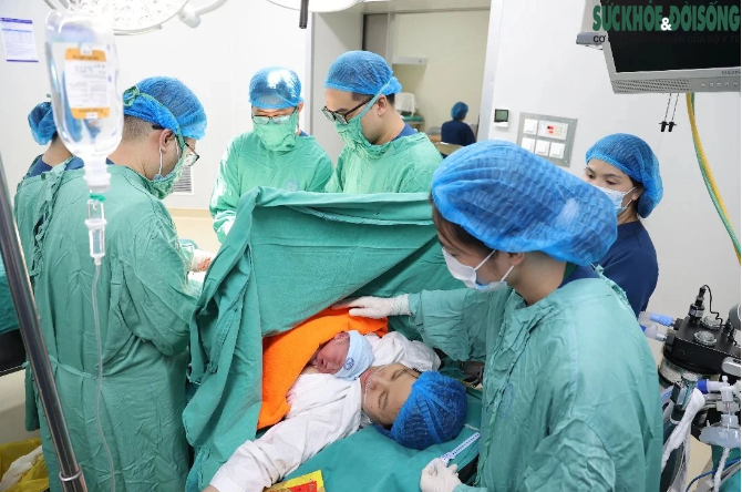 E kip y bác sĩ Bệnh viện Phụ sản Trung ương đón em bé rồng chào đời đúng vào thời khắc Giao Thừa Tết Giáp Thìn.
