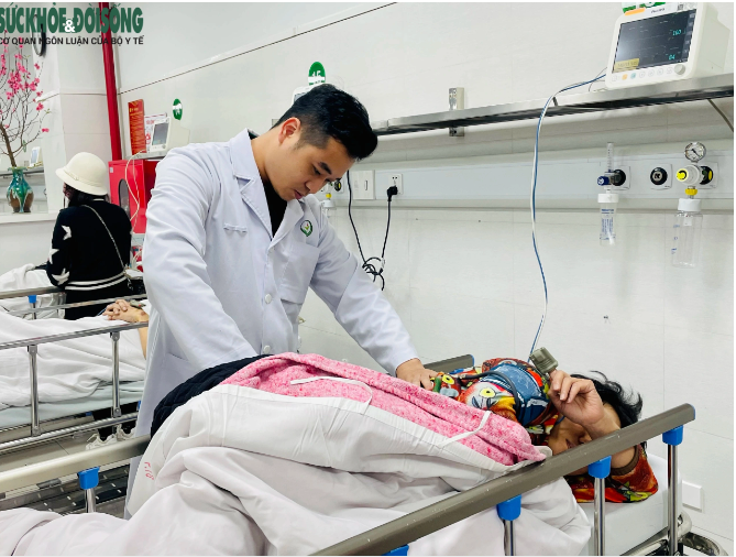 Bác sĩ phòng khám cấp cứu của Bệnh viện Việt Đức thăm khám cho bệnh nhân chiều 30 Tết Giáp Thìn.