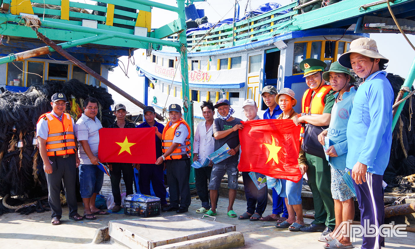 BĐBP và Chi cục Thủy sản tỉnh Tiền Giang tặng cờ Tổ quốc và động viên ngư dân vươn khơi bám biển. 