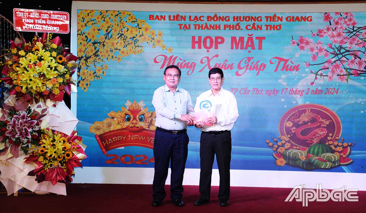 Đồng chí Võ Văn Bình tặng quà của Tỉnh ủy, HĐND, UBND, UB MTTQ Việt Nam tỉnh cho đại diện Ban Liên lạc.