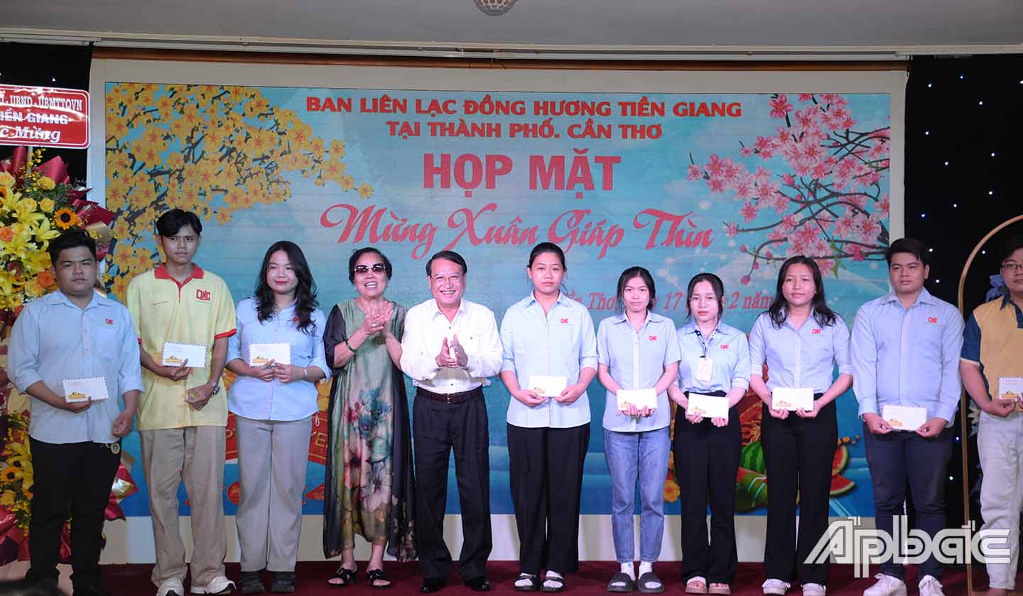 Ban Liên lạc trao 63 suất học bổng cho các sinh viên Tiền Giang đang học tập tại TP. Cần Thơ.