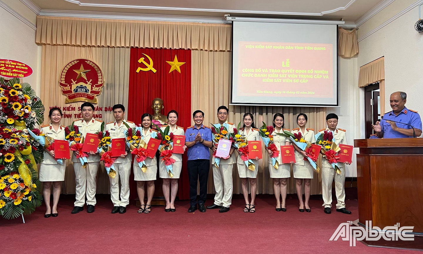 Đồng chí Nguyễn Thành Phúc, Phó Bí thư Ban cán sự đảng, Phó Viện trưởng VKSND tỉnh trao quyết định bổ nhiệm chức danh Kiểm sát viên sơ cấp