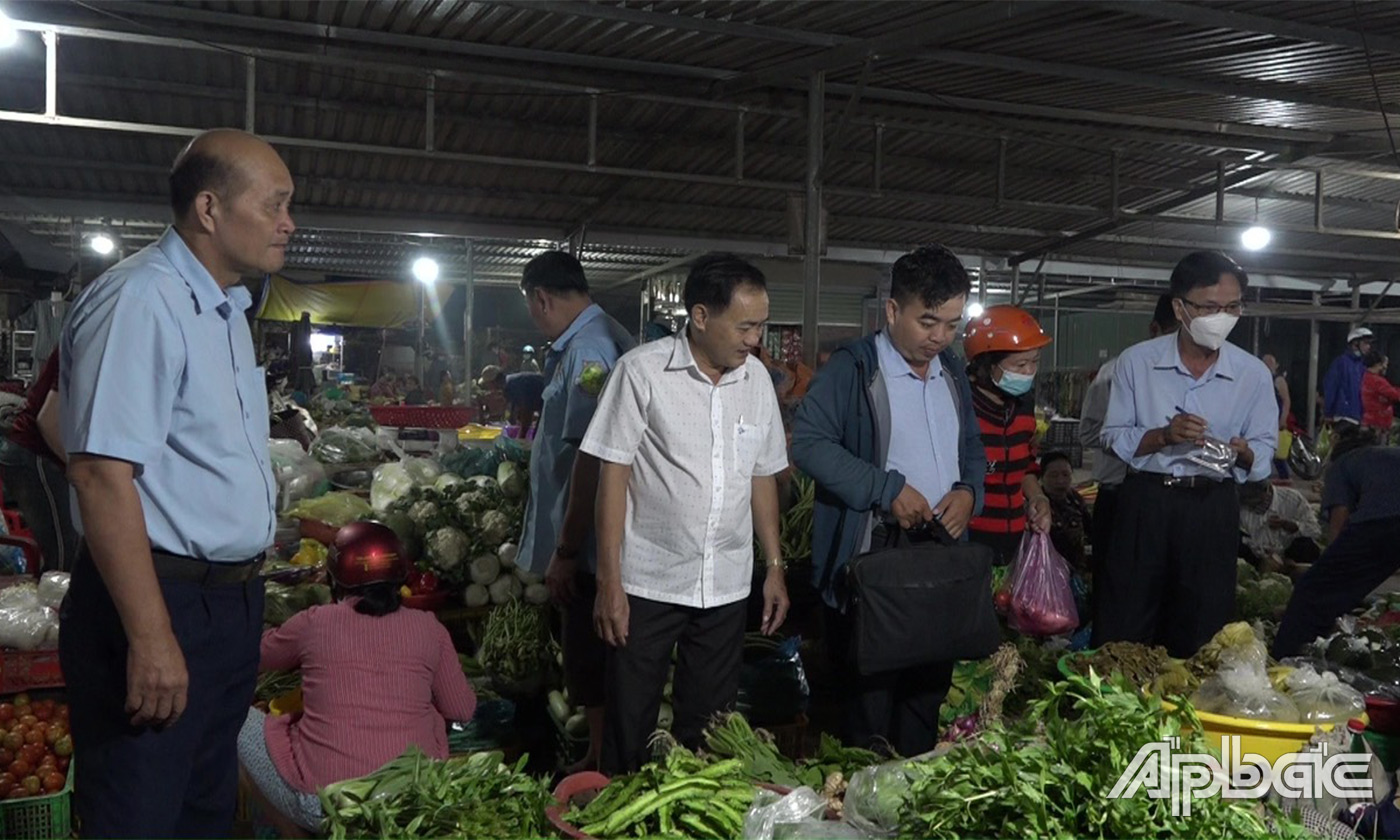 Lãnh đạo UBND huyện kiểm tra hàng hóa cung ứng ra thị trường đảm bảo vệ sinh an toàn thực phẩm phục vụ nhân dân trong dịp tết 
