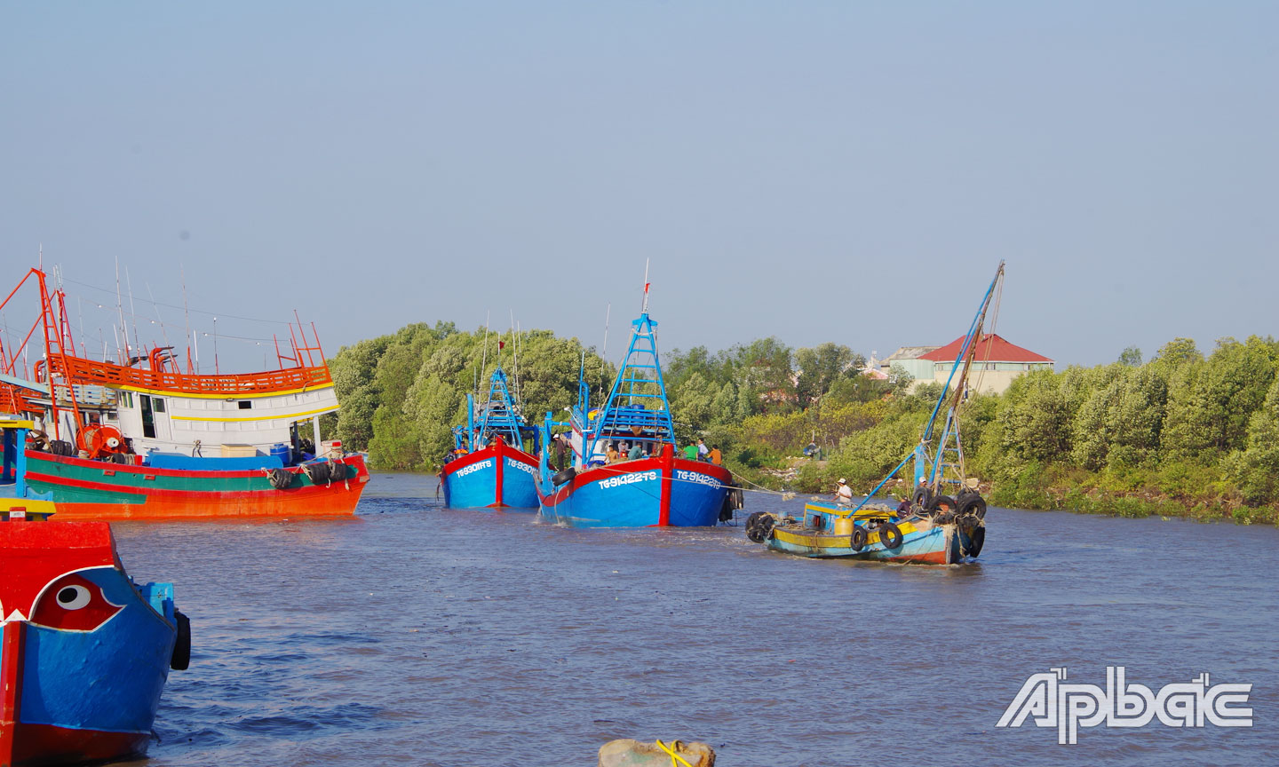 Tàu đánh bắt xa bờ huyện Gò Công Đông ra khơi đầu năm.