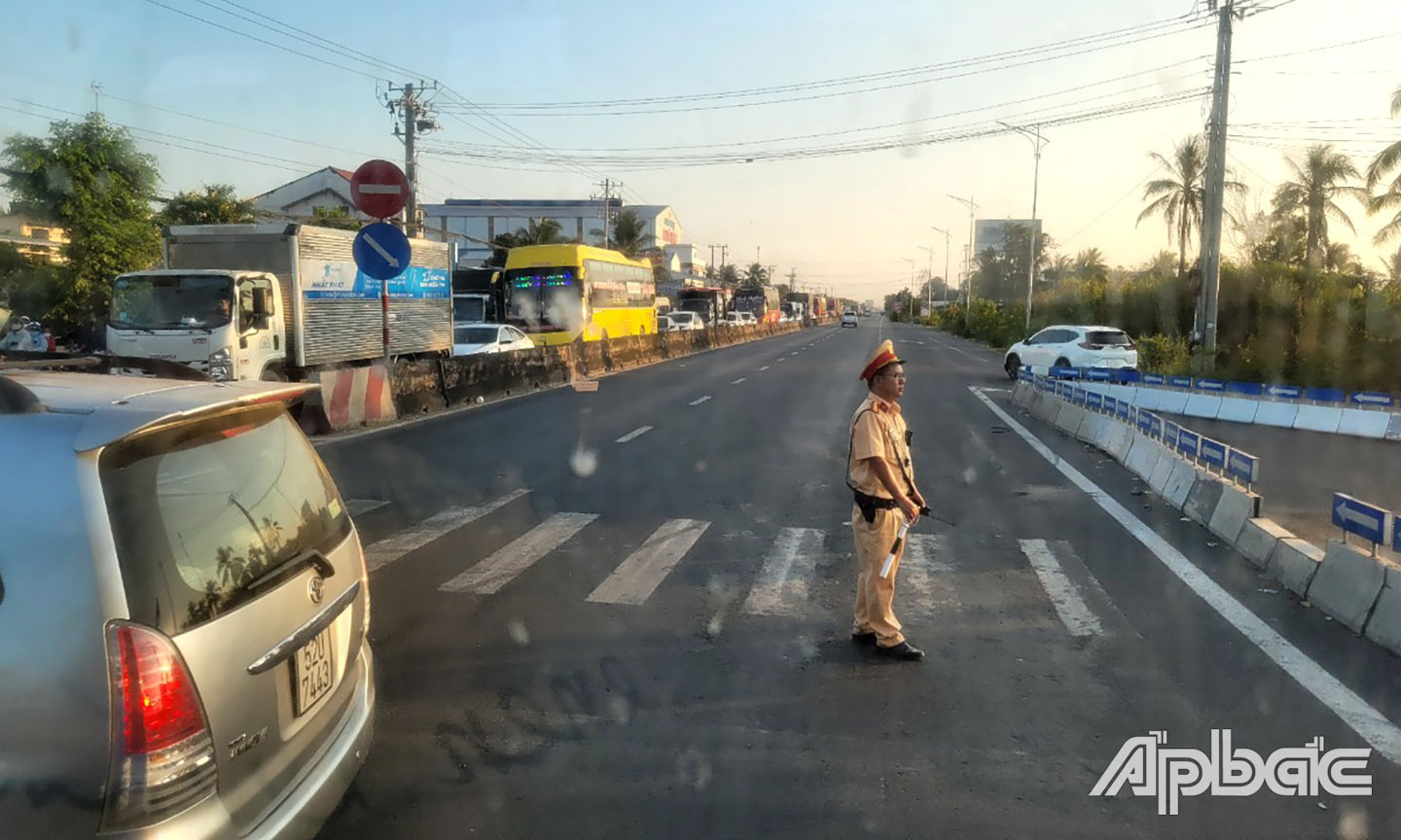 Lực lượng CSGT Tiền Giang điều tiết phương tiện trên quốc lộ 1.