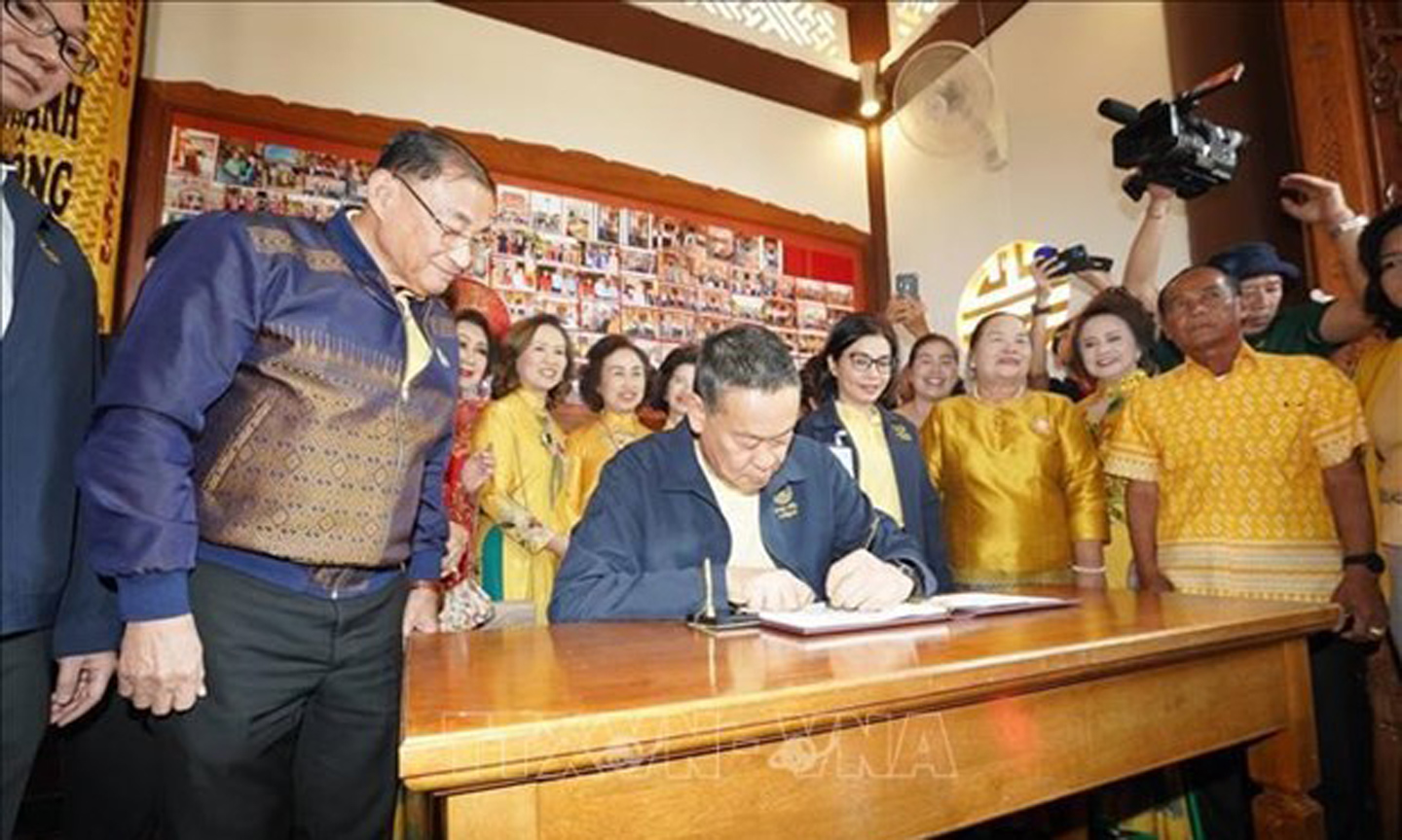 Thai Prime Minister Srettha Thavisin signs the guestbook at the President Ho Chi Minh memorial site in Nakhon Phanom province on the morning of February 17, 2024. (Photo: VNA).