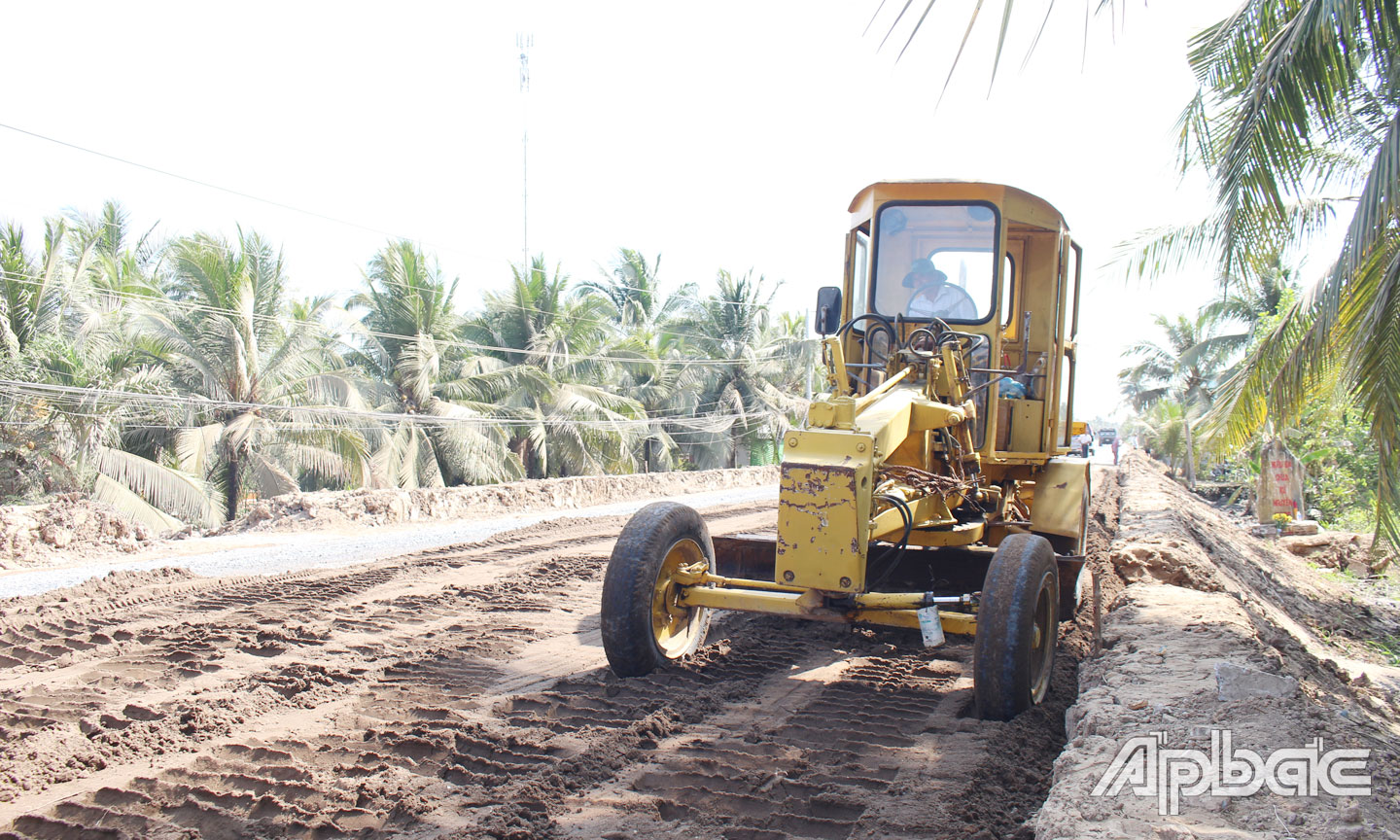 Nhà thầu đẩy nhanh tiến độ thi công đoạn tuyến từ cầu Chợ Gạo đến đường tỉnh 877B.