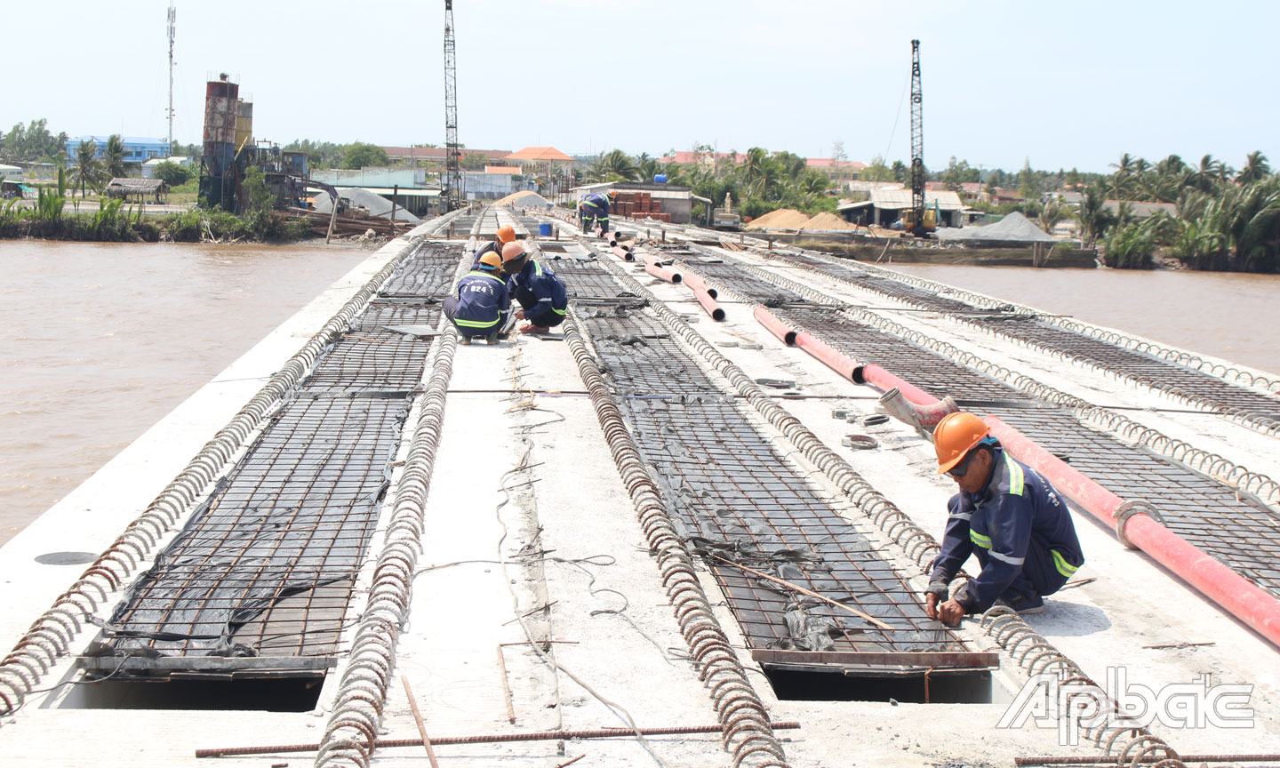 Các nhà thầu đang tập trung đẩy nhanh tiến độ thi công công trình cầu Tân Thạnh.