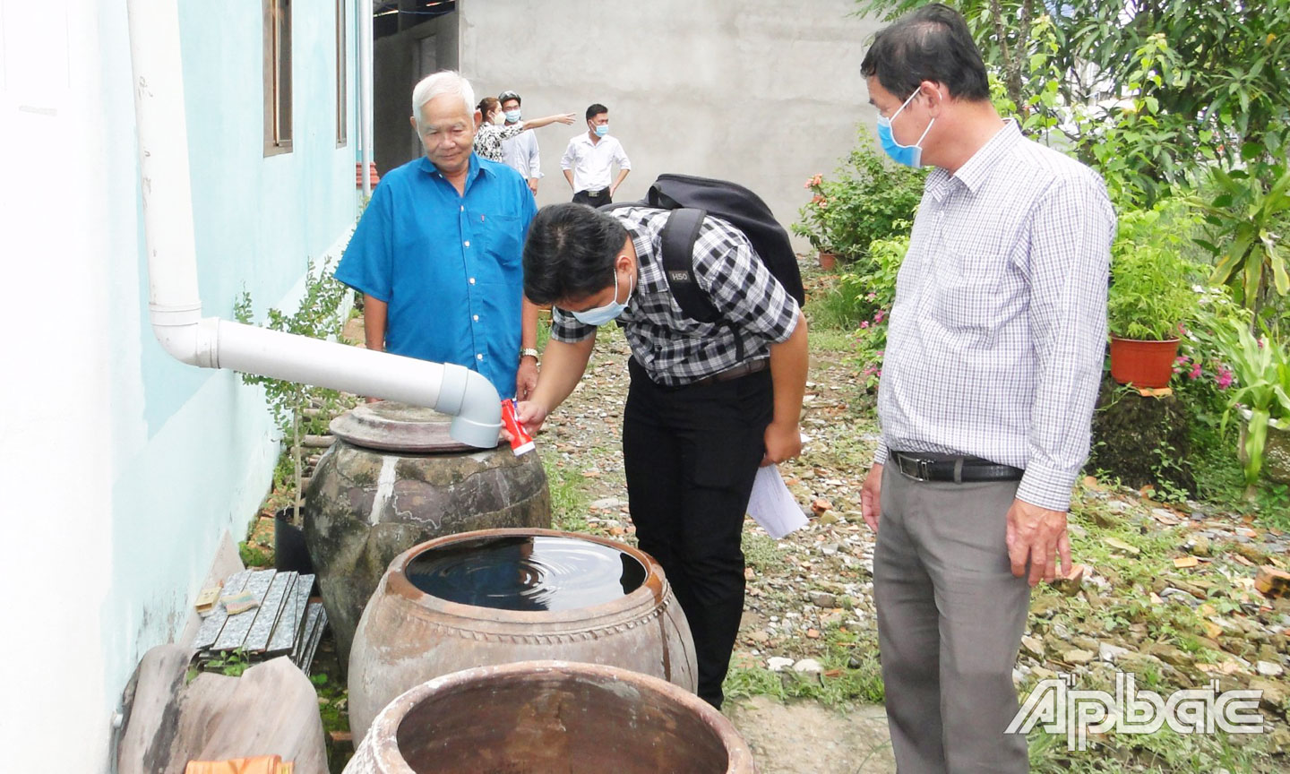 BSCK2 Võ Thanh Nhơn, Quyền Giám đốc CDC tỉnh Tiền Giang (bìa phải) kiểm tra công tác phòng, chống SXH tại cộng đồng.