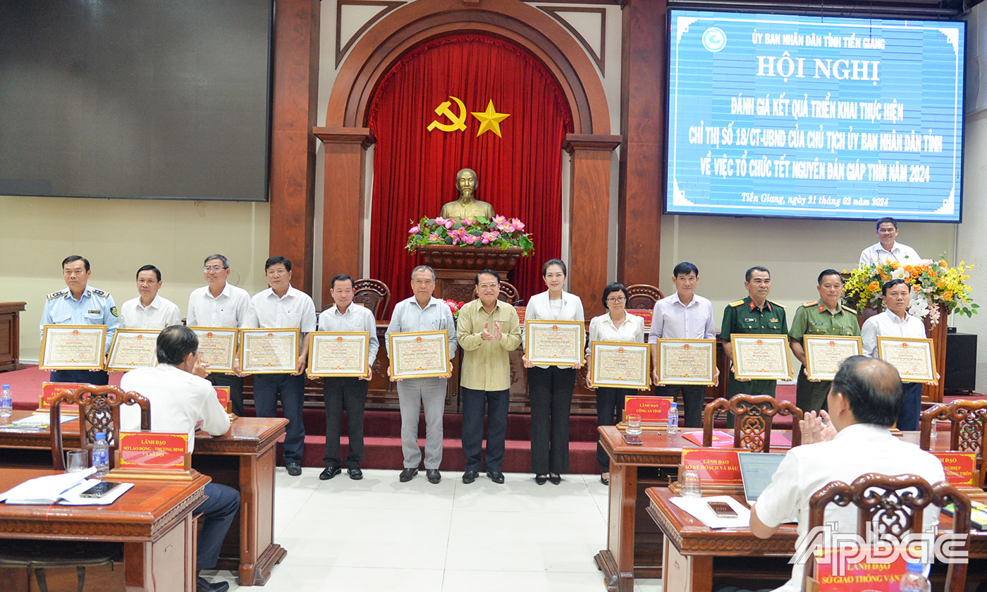 Đồng chí Phạm Văn Trọng, Phó Chủ tịch UBND tỉnh Tiền Giang trao Bằng khen cho các tập thể.