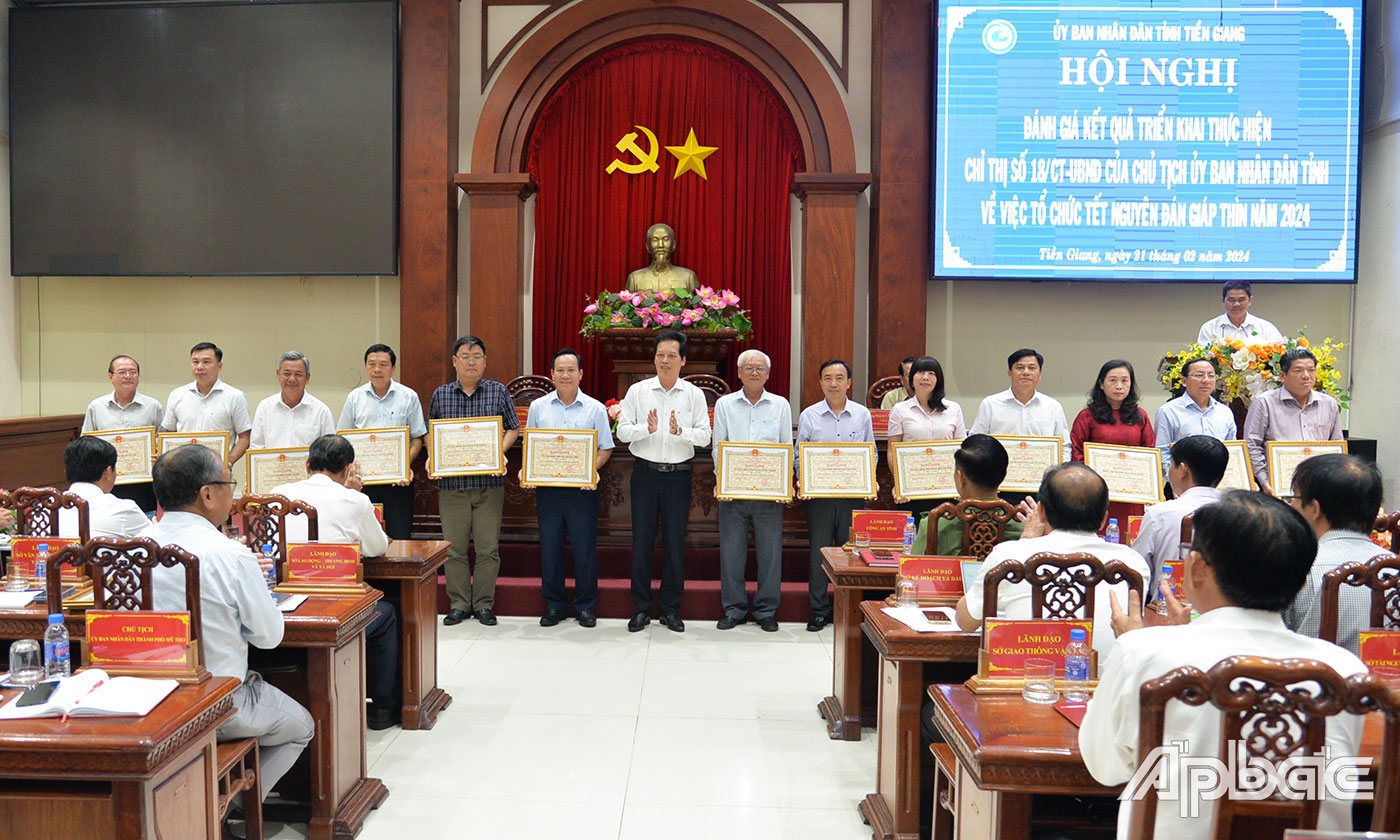 Đồng chí Nguyễn Thành Diệu, Phó Chủ tịch UBND tỉnh Tiền Giang trao Bằng khen cho các tập thể.