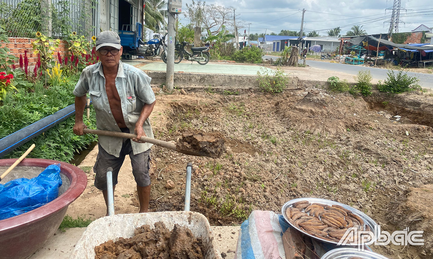 Chú ba Đẹp phụ hàng xóm sửa sang lại trên phần đất tháo dỡ.