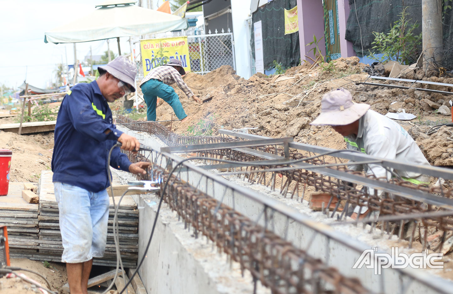 Rảnh thoát đang hối hả thi công.