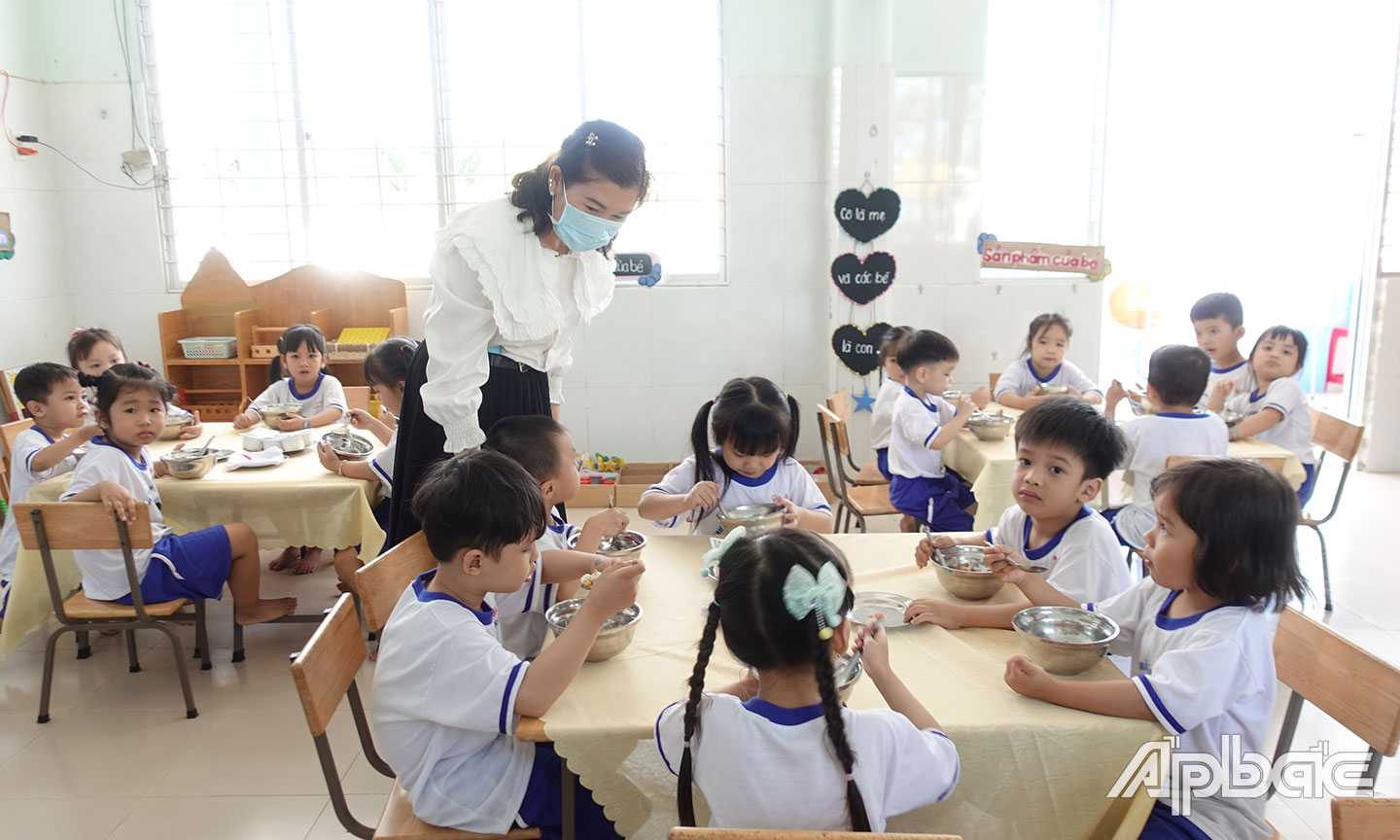 Trẻ ăn trưa tại Trường Mầm non Tam Bình.