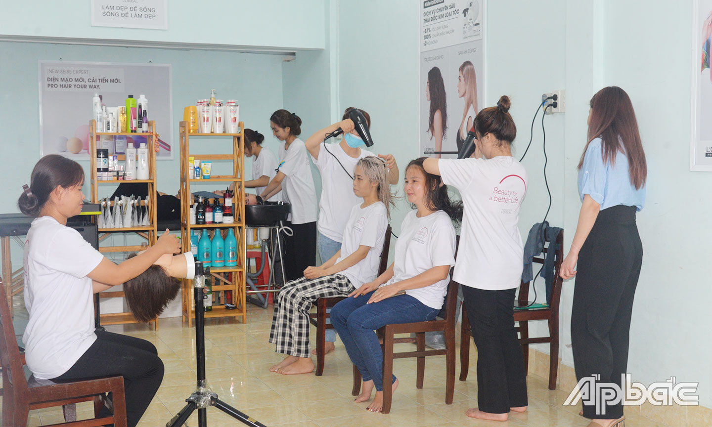 Các học viên tham gia lớp đào tạo nghề tóc, trang điểm miễn phí do Hội LHPN tỉnh phối hợp Công ty TNHH L’OREAL Việt Nam tổ chức.