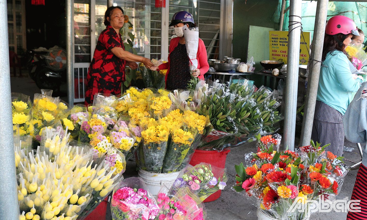 Hoa tươi, trái cây đắt hàng dịp Rằm Tháng Giêng