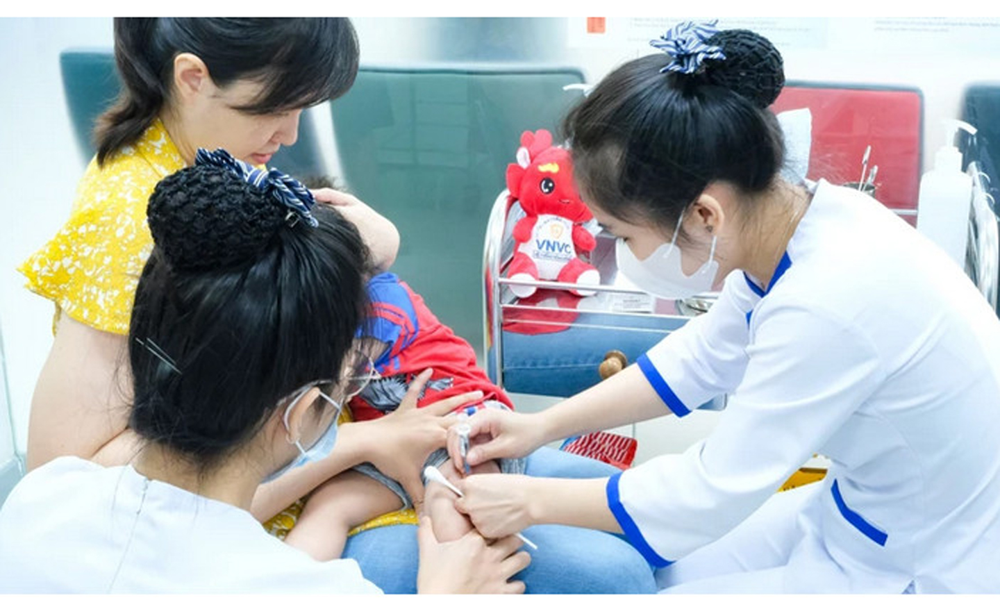 Tiêm vaccine phòng bệnh viêm màng não cho bé trai. 