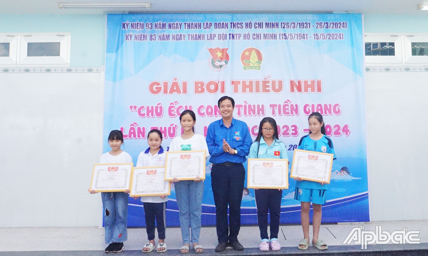 Phó Bí thư Tỉnh đoàn, Chủ tịch Hội đồng Đội tỉnh Phạm Thanh Giang trao Bằng khen cho các VĐV xuất sắc.