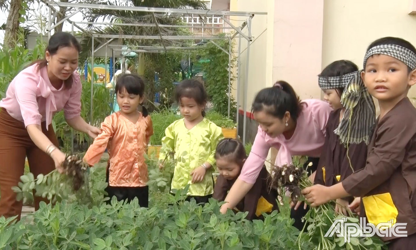 Hoạt động trải nghiệm một ngày làm nông dân của các trẻ khối lá của Trường Mầm non 8-3.                       Ảnh: CẨM MAI