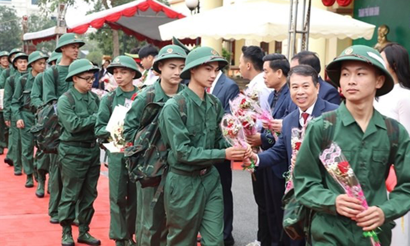 New recruits from Ninh Binh province at the send-off ceremony held on February 25 (Photo: VNA).