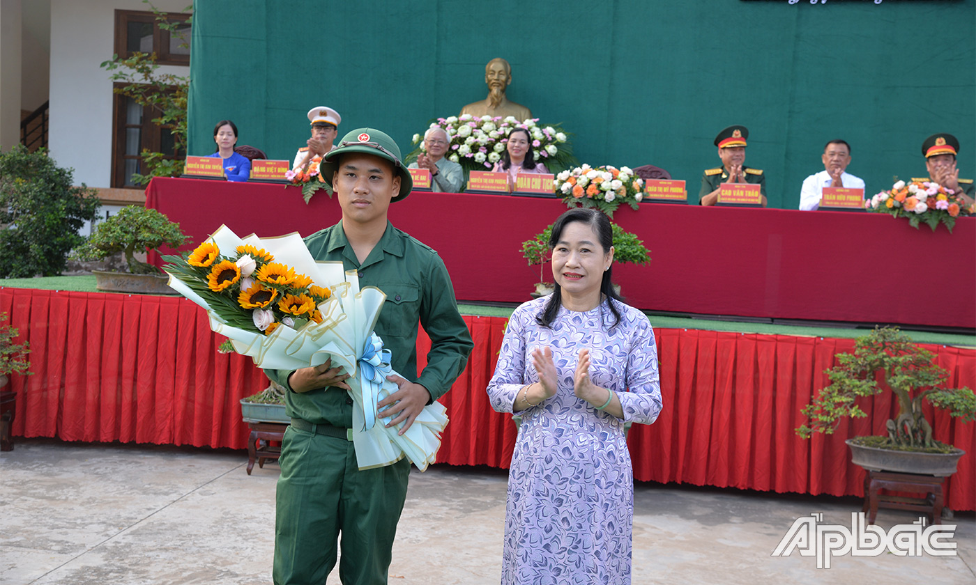 Đồng chí Châu Thị Mỹ Phương tặng hoa đại diện tân binh phát biểu tại buổi lễ