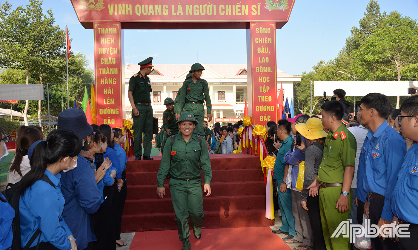 Thanh niên hăng hái lên đường nhập ngũ