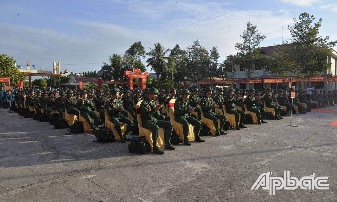 Quang cảnh lễ giao nhận quân tại huyện Chợ Gạo.