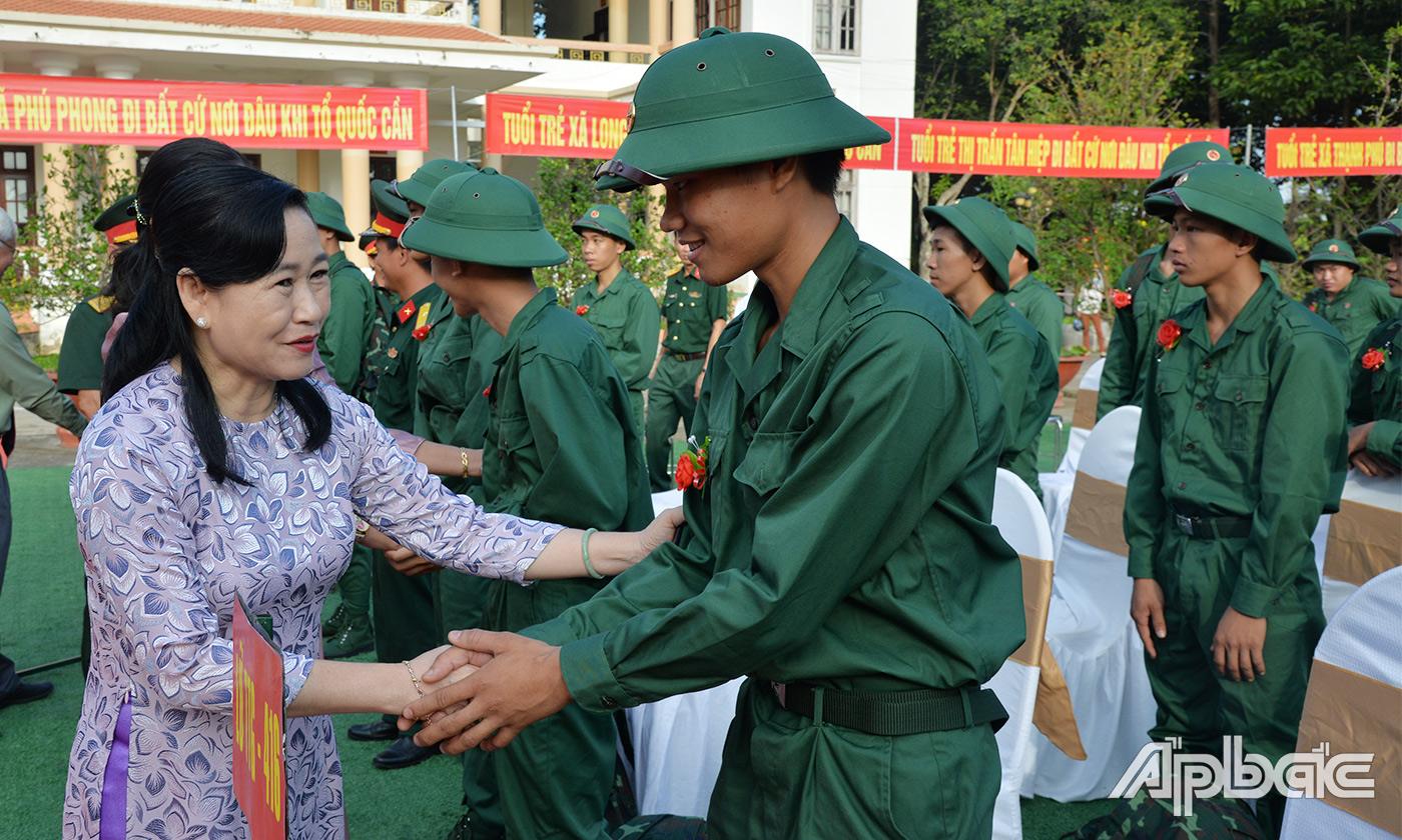 Đồng chí Châu Thị Mỹ Phương động viên tinh thần các tân binh lên đường làm nhiệm vụ.