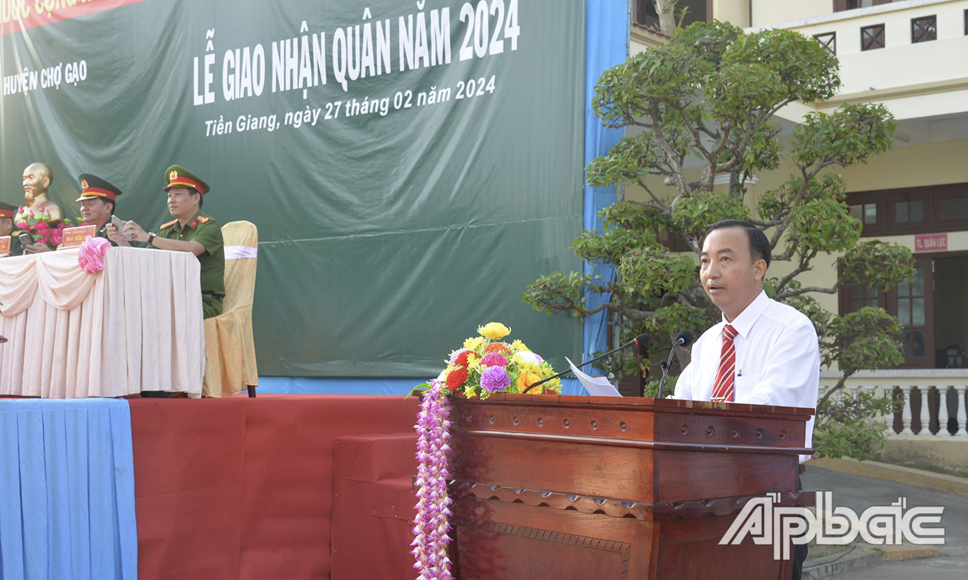 Chủ tịch UBND huyện Chợ Gạo Phạm Hùng Vinh đánh trống và phát biểu động viên các tân binh.