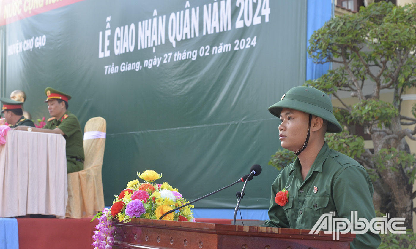 Tân binh Huỳnh Quốc Trọng đã bày tỏ quyết tâm  hăng hái lên đường nhập ngũ.