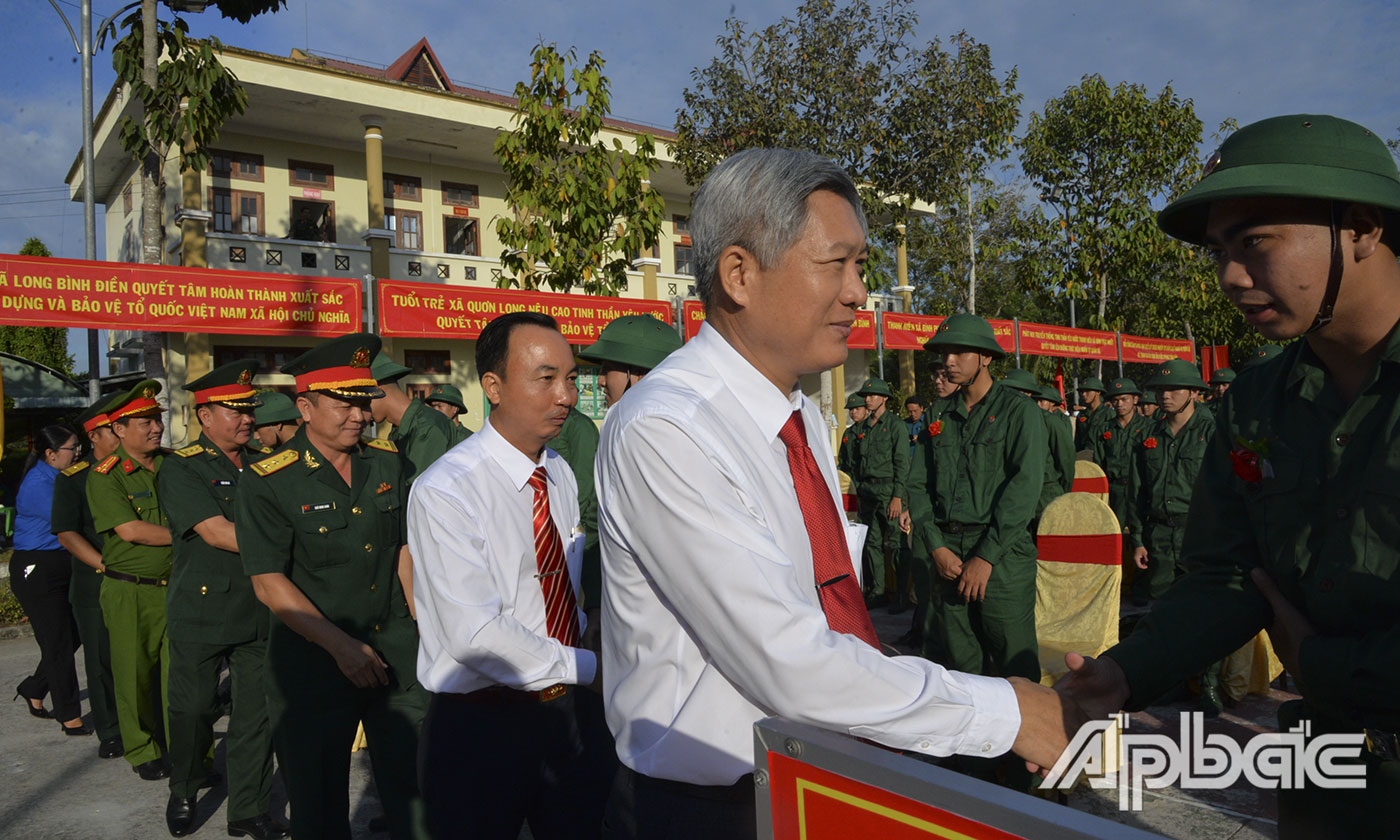 Lãnh đạo tỉnh, huyện động viên các tân binh.