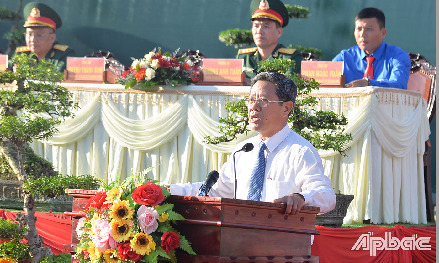 Đồng chí Huỳnh Thanh Bình, Chủ tịch UBND huyện Gò Công Tây hát biểu tại Lễ giao, nhận quân.